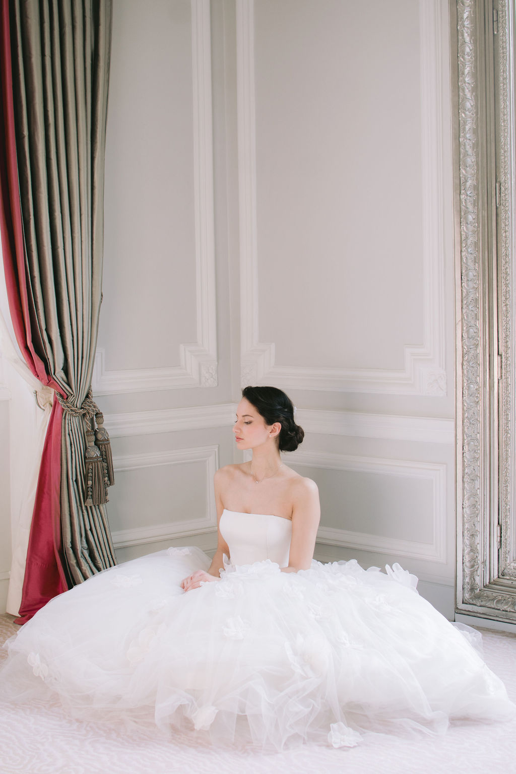 une mariée sort de la chambre du plaza athénée